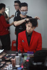 组图：范世琦居来提烟熏妆容翻唱EXO-M《MAMA》