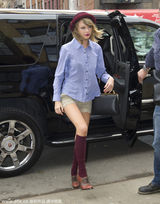 组图：泰勒-斯威夫特热裤长袜出镜 忙煲电话粥