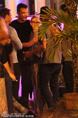 组图：斯嘉丽-约翰逊夏威夷度假与男友亲密搂抱