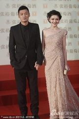 幻灯图：上海电影节开幕 大S纱裙妩媚明艳动人