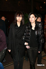 高清：已故艺人陈鸿烈设灵 蔡少芬佘诗曼素颜现身