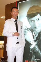 组图：黄晓明携父母赴台宣传 其母称儿子婚姻随缘