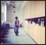 组图：王菲罕见搞怪私房照 手持宝剑犯二扮侠女