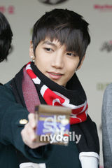 幻灯图：韩组合2PM代言巧克力 签售会祝福情人节