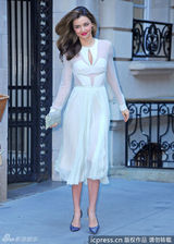 组图：米兰达-可儿白色透视礼服亮相 性感迷人