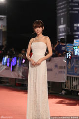 组图：台宅男女神郭雪芙亮相 白色裹胸裙显甜美