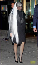 组图：Lady Gaga网袜秀腿 面纱遮脸击剑选手