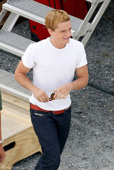 组图：乔什-哈切森金发现身《饥饿游戏2》片场