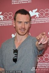 组图：《羞耻》发布会 迈克尔·法斯宾德休闲亮相