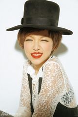 组图：名模黄一琳圣诞搞怪写真 将推新曲《PLAY》