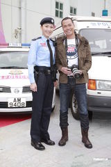 组图：《女警爱作战》开机谢天华扮记者拍照