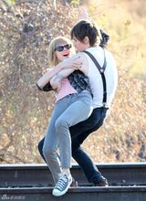 组图：泰勒MV与男模亲昵搂抱 金鸡独立露奶罩