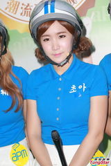 组图：Crayon Pop戴头盔现身握手会 大跳热舞