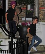 组图：辣妹复古连衣裙抱女现身 与家人外出吃晚餐