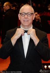 组图：评委团主席詹姆士-沙姆斯双手抱胸