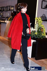 组图：黄静茵张美嬉靓装出席某品牌开业活动