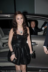 组图：人妻关颖短裙下车露大腿 遭中年司机偷瞄