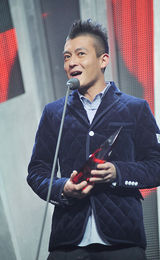 高清组图：2011MTV超级盛典 陈冠希霸气举奖杯