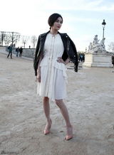 组图：秦岚巴黎时装周首秀 白裙皮衣刚柔并济