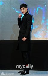 组图：金贤重宣传新剧《感激时代》左拥右抱