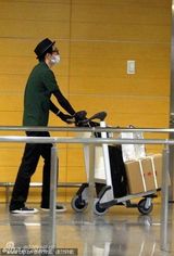 组图：俞灏明口罩遮面赶戏 身材消瘦仍穿弹力衣