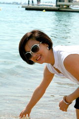 幻灯图集：李玲玉戛纳海滩写真展“甜歌皇后”风采