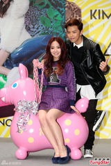 组图：台女歌手翻滚劈腿露底裤 熊抱黄鸿升