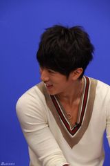 高清组图：吴尊做客新浪花絮照 阳光美男表情百变