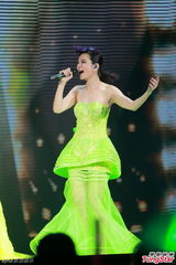 组图：S.H.E合体香港开唱 Selina感触落泪