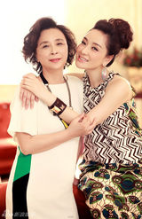 组图：孙宁与妈妈共出镜 母亲节大片显温情时刻