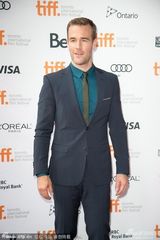 组图：布洛林撑《劳工》首映 温斯莱特深V秀沟