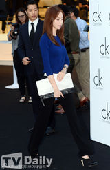 组图：少女时代允儿出席时尚活动高腰裤秀长腿