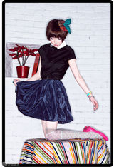 组图：夕又米街拍秀波点翻领衬衫