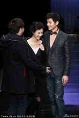 组图：兽兽走秀紧张 遭导演上下其手摸胸揩油