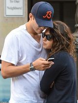 组图：库尼斯约会大方亲吻阿什顿秀甜蜜