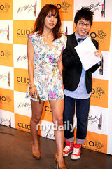 组图：韩艺人李孝利出席艺术展 与画中自己合影