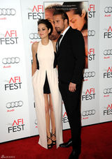 组图：《锈与骨》好莱坞首映 玛丽昂白裙美艳动人