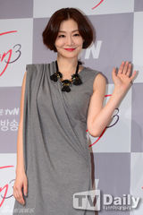 组图：金素妍宣传《需要浪漫》抹胸红裙性感