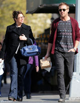 组图：瑞恩-高斯林街拍 酒红色开衫毛衣搭牛仔裤