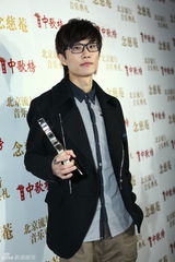 高清图：群星中歌榜后台亮相展示奖杯