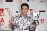 组图：韩庚获MTV全球最佳艺人后台帅气秀奖杯