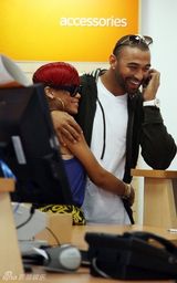 幻灯：蕾哈娜和新男友选购iphone4 和粉丝亲密合影