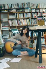 组图：陈妍希首推创作大碟 与外甥女合拍显亲密