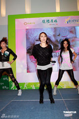 幻灯：萧亚轩签唱会热舞　与现场观众玩互动游戏