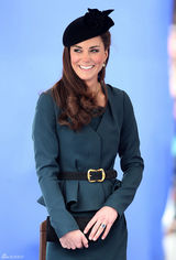 高清图：英国王妃凯特和伊丽莎白女王现身大学