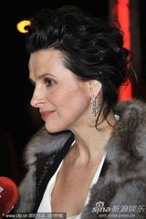 组图：《她们》柏林首映朱丽叶-比诺什热拥搭档