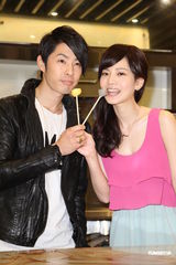 组图：吴建豪首次做巧克力 对曾之乔印象很新鲜