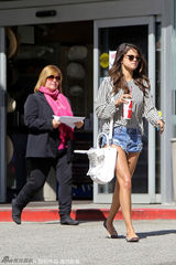 组图：赛琳娜波点衣亮相 牛仔热裤大方秀美腿