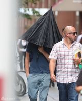 组图：莱昂纳多在片场不满被拍拿伞遮脸