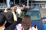 组图：孙燕姿机场亮相引众粉丝追逐围观